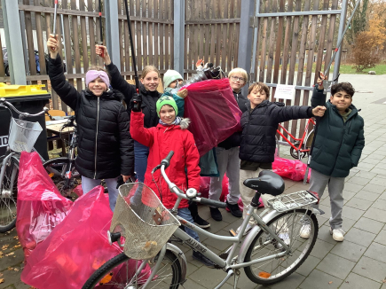 Ein Radiator, vier Fahrr&auml;der und ganz viel Verpackungsm&uuml;ll