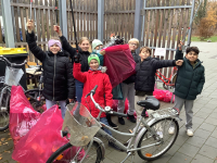 Ein Radiator, vier Fahrräder und ganz viel Verpackungsmüll