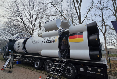 Zur Schult&uuml;r hinaus und ab ins Weltall